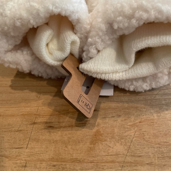 NWT I am Juniors Sherpa White Black Faux Fur Animal Mittens ages 13 and up - Picture 5 of 8